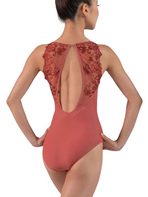 Koralfarvet dragt med blonder fra BalletRosa