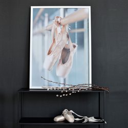 Balletplakat med tåspidssko på barre