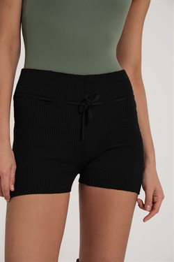 Sort dragt med mesh detaljer 